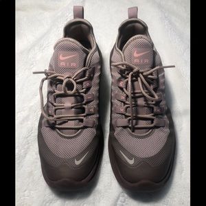 Nike Air Max Axis Women’s Size 10